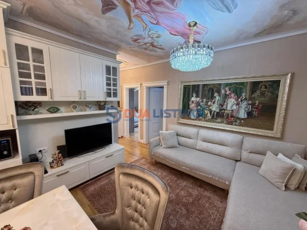 Tirane, jepet me qera apartament 2+1+Ballkon Kati 8, 85 m² (Rruga Myslym Shyri)