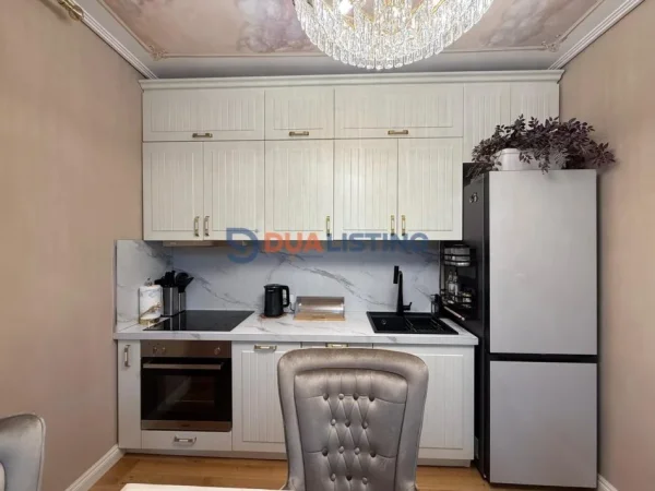 Tirane, jepet me qera apartament 2+1+Ballkon Kati 8, 85 m² (Rruga Myslym Shyri)