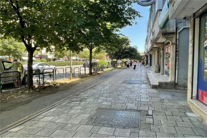 Tirane, shitet dyqan Kati 1, 34 m² 290.000 € (Buze rruges kryesore Muhamet Gjollesha)