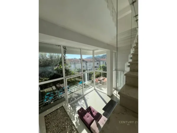 Tirane, jepet me qera Vile 3 Katshe Kati 4, 491 m² 4.500 € (Kodra e Diellit)