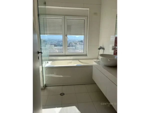 Tirane, jepet me qera Vile 3 Katshe Kati 4, 491 m² 4.500 € (Kodra e Diellit)