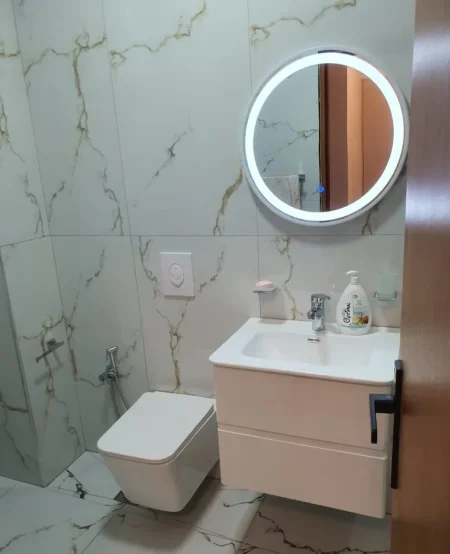 Tirane, jepet me qera apartament 1+1+Ballkon Kati 3, 60 m² 600 € (KODRA E DIELLIT)