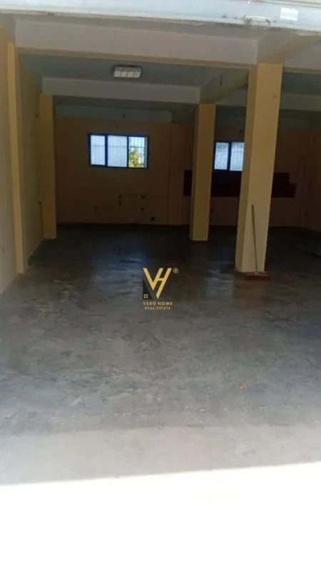 Tirane, jepet me qera magazine Kati 0, 132 m² 800 € (KAMEZ)