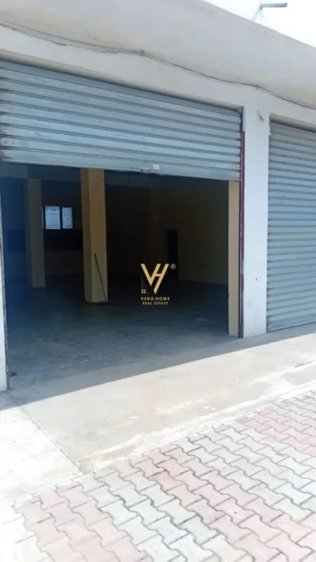 Tirane, jepet me qera magazine Kati 0, 132 m² 800 € (KAMEZ)