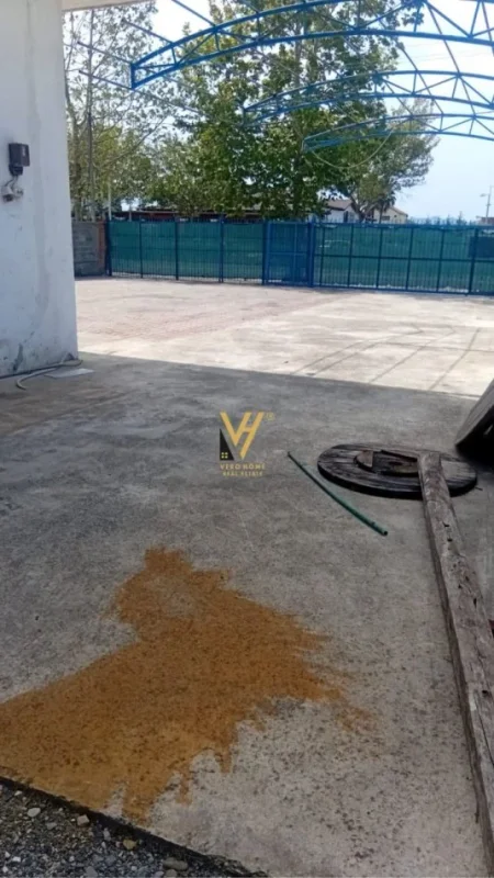 Tirane, jepet me qera magazine Kati 0, 132 m² 800 € (KAMEZ)