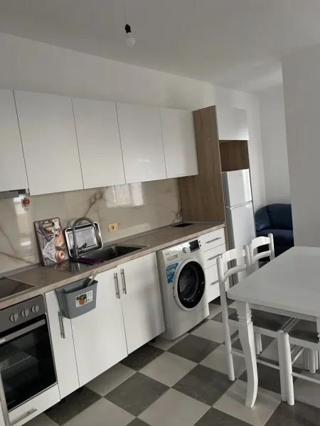 Durres, jepet me qera apartament 1+1 Kati 6, 60 m² 300 € (Rruga Liria, perball Hotel & Blue Amr)