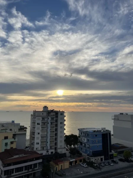 Durres, jepet me qera apartament 1+1 Kati 6, 60 m² 300 € (Rruga Liria, perball Hotel & Blue Amr)