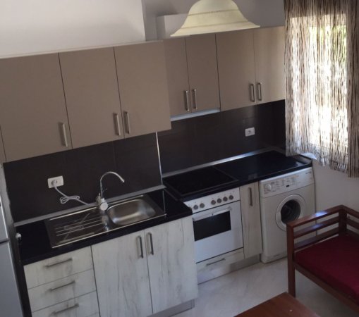 Tirane, jepet me qera garsonier Kati 1, 45 m² 430 € (Rruga Fortuzi)