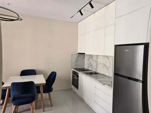 Tirane, jepet me qera apartament 1+1+Ballkon Kati 3, 60 m² 450 € (univers city)