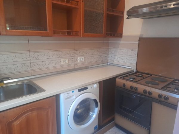 Tirane, jepet me qera shtepi 2+1 Kati 3, 130 m² 600 € (Qendra Kristal Komuna e Parisit)