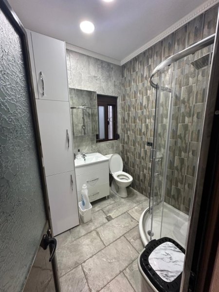 Tirane, jepet me qera apartament 3+1 Kati 1, 150 m² 1.000 € (Inxhinieria e Ndertimit)