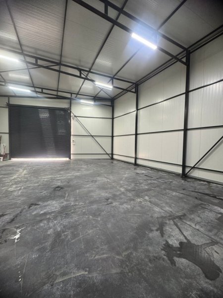Tirane, jepet me qera magazine Kati 0, 140 m² 1.000 € (TEG)