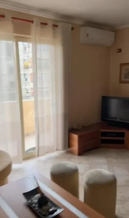 Tirane, jepet me qera apartament 3+1 Kati 4, 90 m² 600 € (Pazari i Ri)