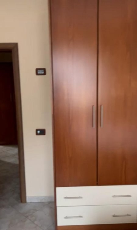 Tirane, jepet me qera apartament 3+1 Kati 4, 90 m² 600 € (Pazari i Ri)