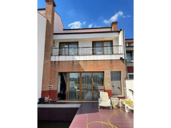 Tirane, jepet me qera Vile 3 Katshe Kati 3, 307 m² 2.000 € (Kodra e Diellit 1)