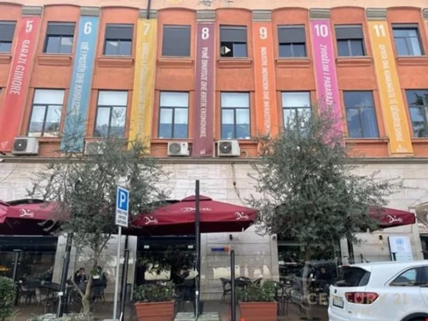 Tirane, jepet me qera zyre Kati 2, 450 m² 5.850 € (Rr.e Kavajes , Blloku i Ambasadave)