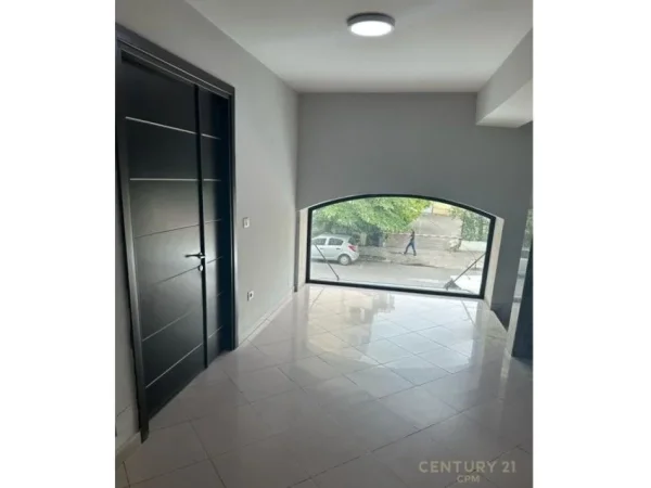Tirane, jepet me qera zyre Kati 2, 450 m² 5.850 € (Rr.e Kavajes , Blloku i Ambasadave)