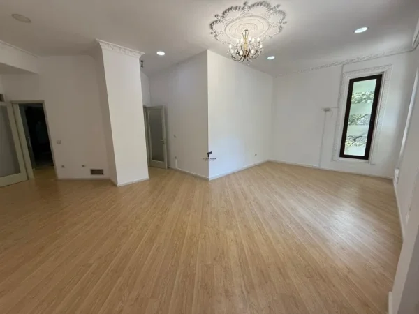Tirane, jepet me qera zyre Kati 2, 80 m² 1.400 € (TOPTANI)
