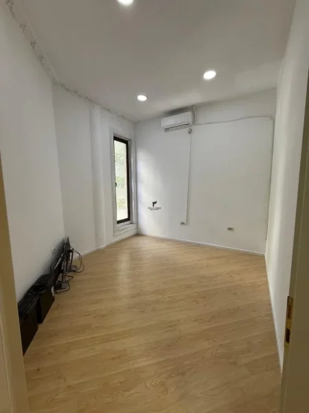 Tirane, jepet me qera zyre Kati 2, 80 m² 1.400 € (TOPTANI)