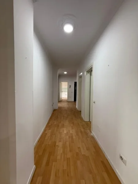 Tirane, jepet me qera zyre , 150 m² 1.500 € 
