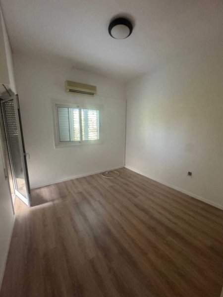 Tirane, jepet me qera zyre Kati 6, 100 m² 900 € (KOMUNA E PARISIT)