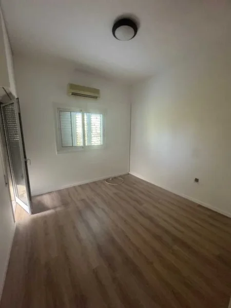 Tirane, jepet me qera zyre Kati 6, 100 m² 900 € (KOMUNA E PARISIT)