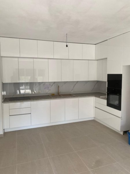 Jepet me Qera Apartament 2+1 Afer Pazarit të Ri, 700 €uro