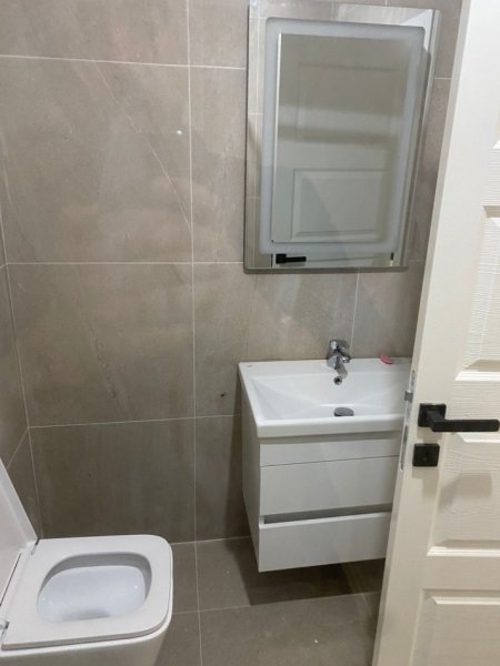 Jepet me Qera Apartament 2+1 Afer Pazarit të Ri, 700 €uro