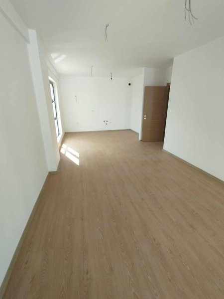 Tirane, jepet me qera apartament 3+1 Kati 3, 135 m² 450 € (5 MAJI)