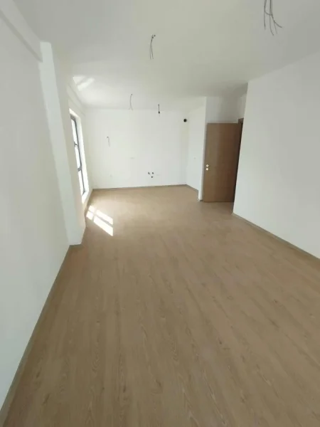 Tirane, jepet me qera apartament 3+1 Kati 3, 135 m² 450 € (5 MAJI)