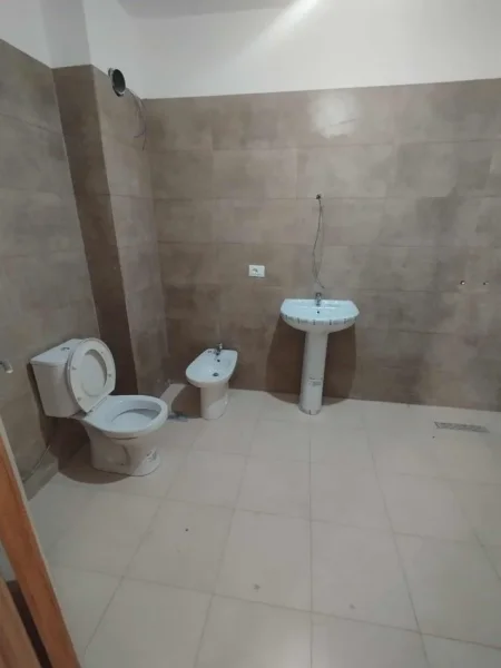 Tirane, jepet me qera apartament 3+1 Kati 3, 135 m² 450 € (5 MAJI)