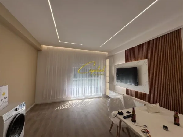 Tirane, jepet me qera apartament 1+1 Kati 3, 70 m² 500 € (ALI DEMI)