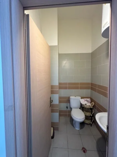 Tirane, jepet me qera ambjent biznesi , 105 m² 600 € (Rruga Besim Alla)