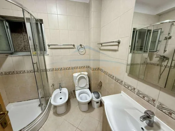 Tirane, jepet me qera apartament 1+1 Kati 1, 57 m² 600 € (Shkolla Partizani , Rruga Tafaj)