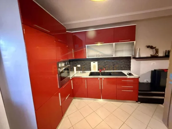 Tirane, jepet me qera apartament 1+1 Kati 1, 57 m² 600 € (Shkolla Partizani , Rruga Tafaj)