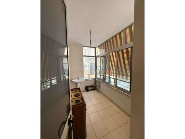 Tirane, jepet me qera apartament 1+1 Kati 1, 57 m² 600 € (Shkolla Partizani , Rruga Tafaj)