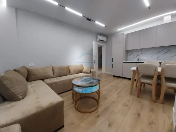 Tirane, jepet me qera apartament 1+1+Ballkon Kati 7, 60 m² 500 € (Unaza e Re)