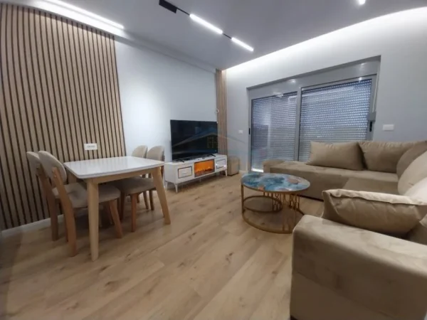 Tirane, jepet me qera apartament 1+1+Ballkon Kati 7, 60 m² 500 € (Unaza e Re)