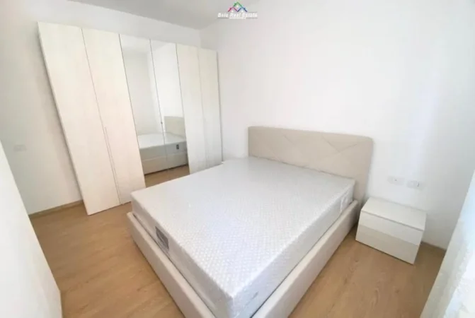 Tirane, jepet me qera apartament 2+1+Ballkon Kati 2, 101 m² 650 € (QSUT)