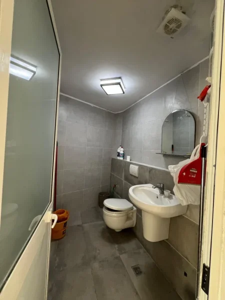 Tirane, jepet me qera ambjent biznesi Kati 0, 55 m² 600€, Rruga e Barrikadave