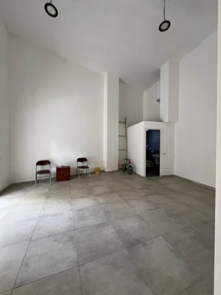 Tirane, jepet me qera ambjent biznesi Kati 0, 55 m² 600€, Rruga e Barrikadave