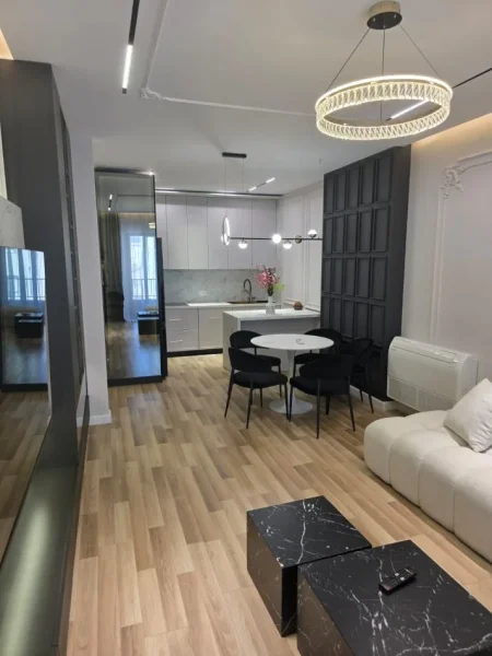 Tirane, jepet me qera apartament 2+1+Ballkon Kati 7, 117 m² 1.000 € (REZIDENCA OASIS)