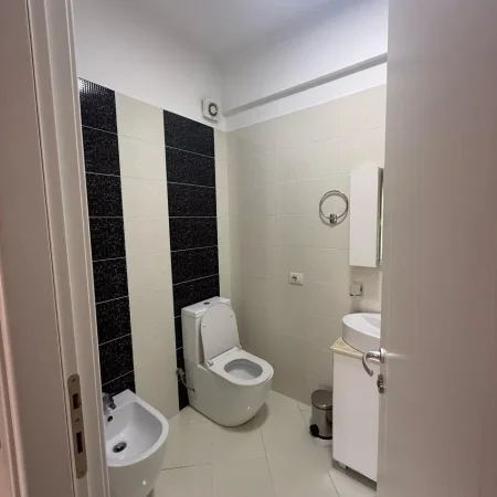 Tirane, jepet me qera apartament 3+1+Aneks+Ballkon Kati 4, 190 m² 1.300 € (Kompleksi FZ)