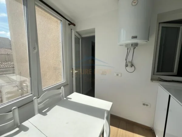 Tirane, jepet me qera apartament 3+1 Kati 1, 110 m² 1.000 € (Bulevardi Zogu i Pare)