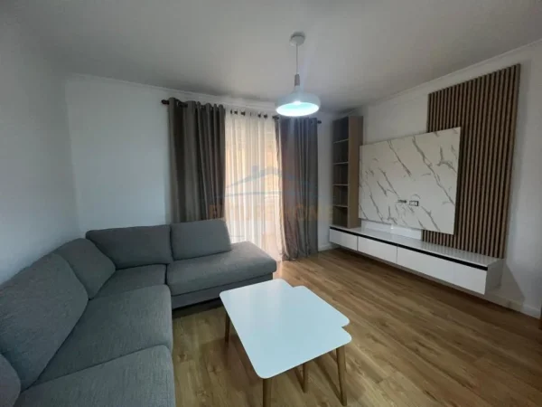 Tirane, jepet me qera apartament 3+1 Kati 1, 110 m² 1.000 € (Bulevardi Zogu i Pare)