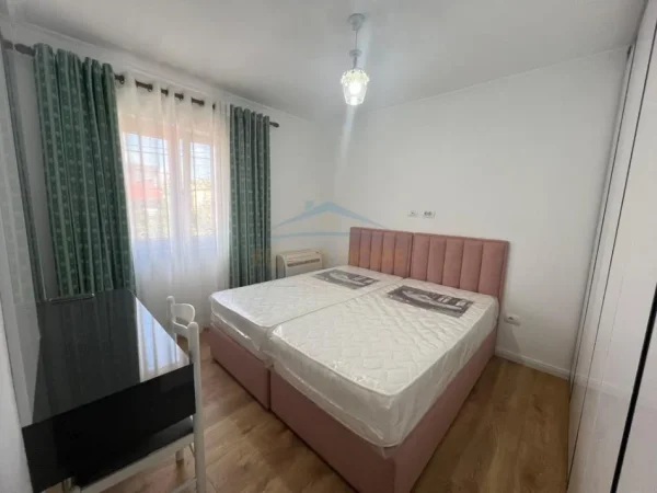 Tirane, jepet me qera apartament 3+1 Kati 1, 110 m² 1.000 € (Bulevardi Zogu i Pare)