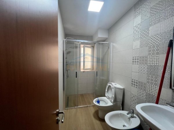 Tirane, jepet me qera apartament 3+1 Kati 1, 110 m² 1.000 € (Bulevardi Zogu i Pare)