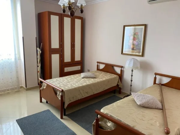 Tirane, jepet me qera apartament 2+1 Kati 8, 120 m² 900 € (Manhatan Bllok)