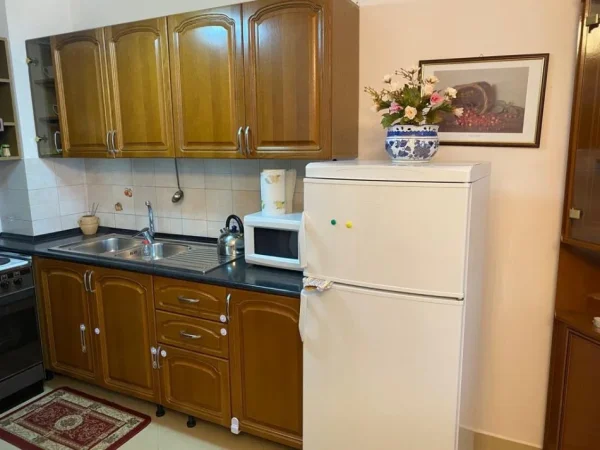 Tirane, jepet me qera apartament 2+1 Kati 8, 120 m² 900 € (Manhatan Bllok)