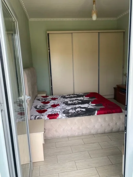 Tirane, jepet me qera apartament 1+1 Kati 2, 50 m² 300 € (tufine)